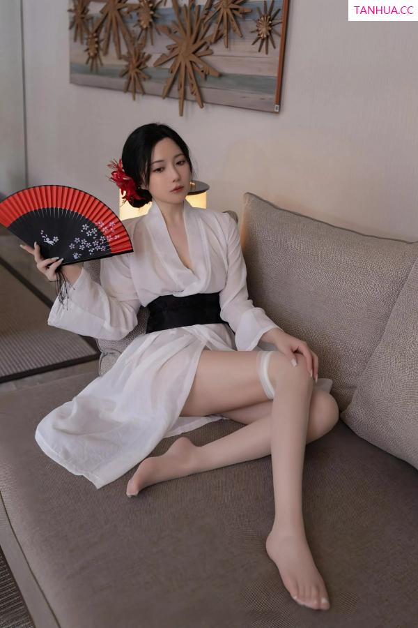 鱼子酱fish  [XiuRen]高清写真图 2025.07.04 No.10514 鱼子酱Fish 白色丝袜第22张图片